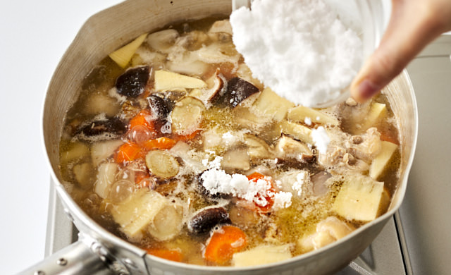 筑前煮に砂糖を加えている写真