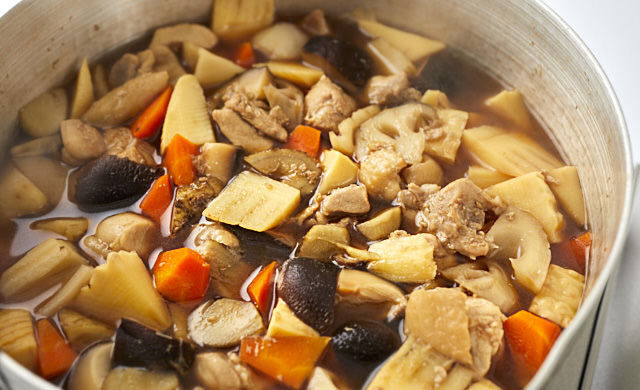 煮上がった筑前煮の写真