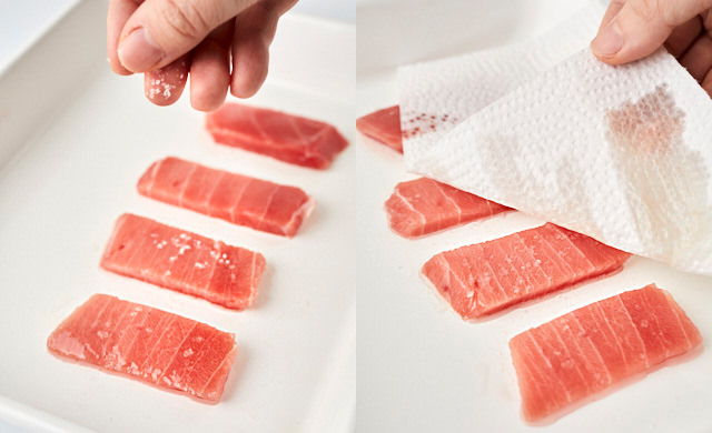 刺身に塩をふっている写真