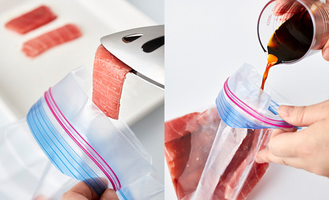 刺身を冷凍用保存袋に入れている写真