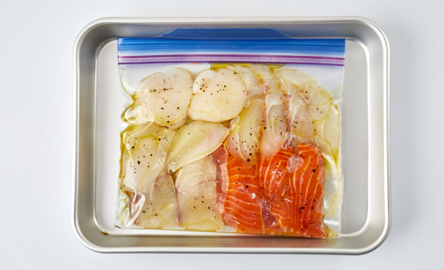 冷凍用保存袋に入れた刺身の写真