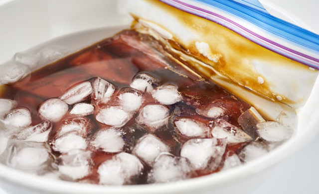 冷凍した刺身を氷水解凍している写真