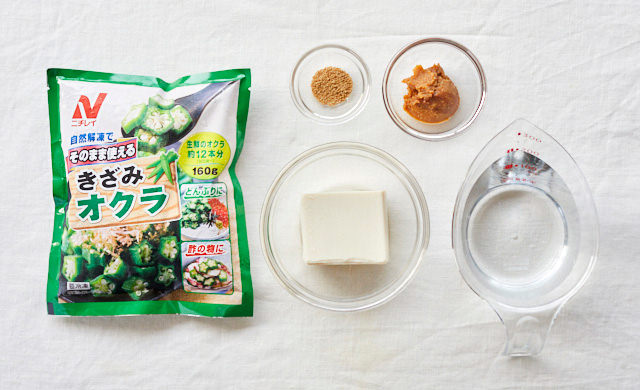 オクラと豆腐の味噌汁の材料写真