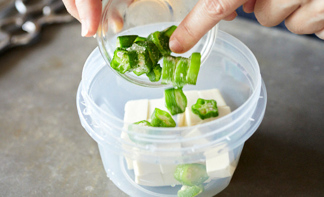 耐熱容器に味噌汁の材料を入れている様子