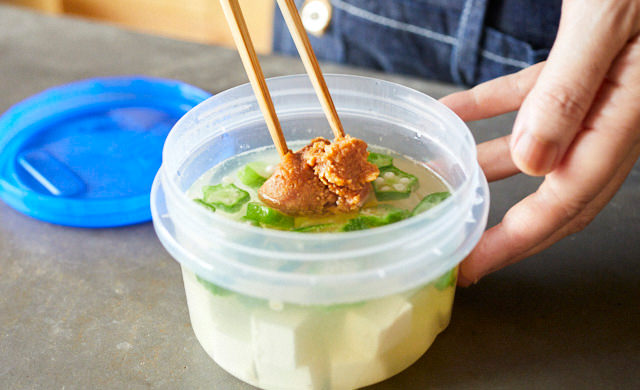 味噌を入れて溶かしている様子