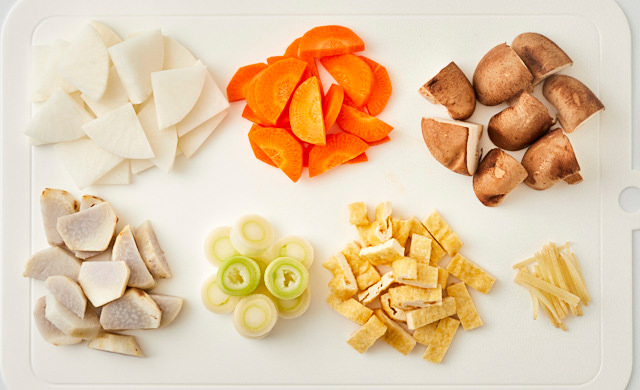 切った豚汁の材料の写真