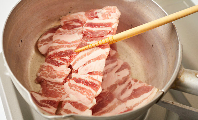 豚肉を炒めている写真