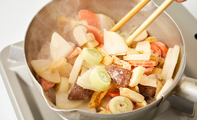 具材ミックスを炒めている写真