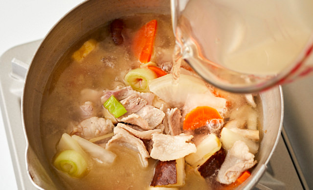 だし汁を加えている写真