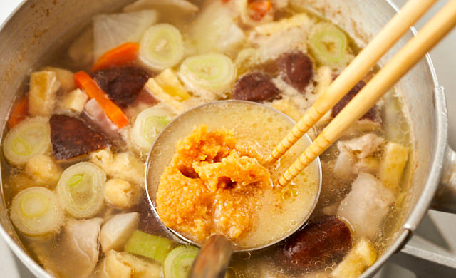 味噌を時入れている写真