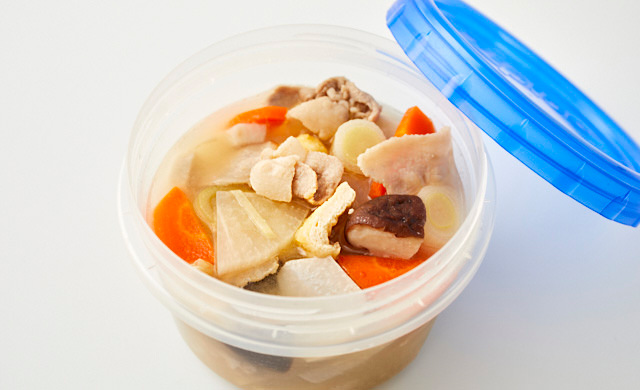 保存容器に入った豚汁の写真