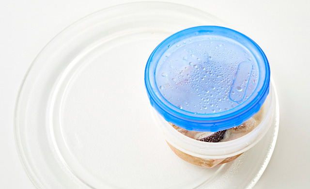 冷凍豚汁を電子レンジで解凍している写真