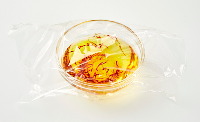 白ワインにつけたサフランの写真