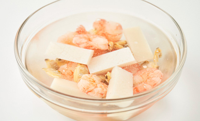 シーフードミックスを解凍している写真