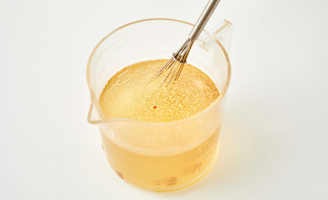 固形コンソメを溶かしている写真