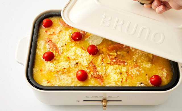 パエリアにふたをしている写真