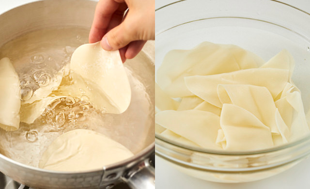 餃子の皮をゆでる写真