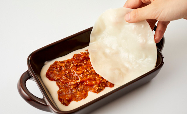 耐熱容器に餃子の皮を入れている写真