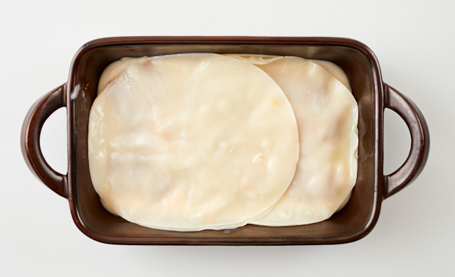 耐熱容器に餃子の皮を並べた写真