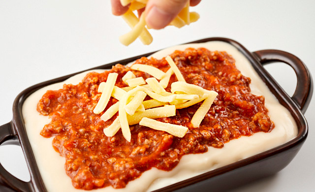 ピザ用チーズをのせている写真