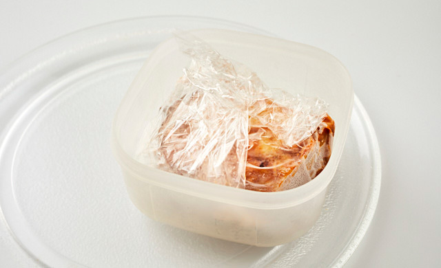 ラザニアをターンテーブルにのせている写真