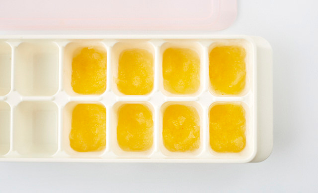 りんごペーストを入れた製氷皿の写真