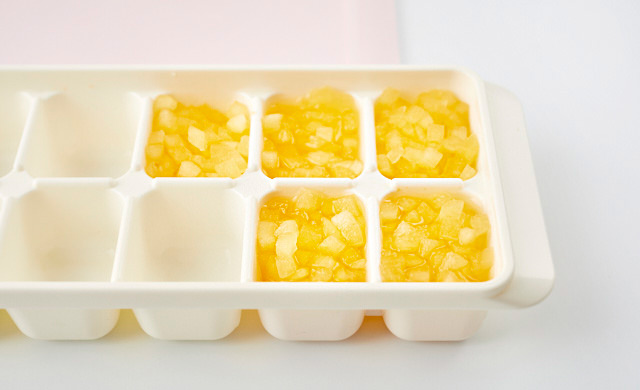 りんごの甘煮を入れた製氷皿の写真