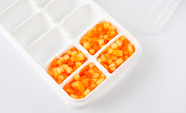 りんごとにんじんの甘煮を入れた製氷皿の写真