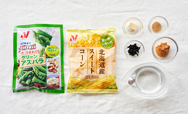 冷凍コーン＆冷凍アスパラの味噌汁の材料写真