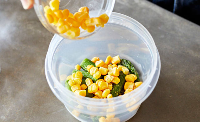 耐熱容器に味噌汁の材料を入れている様子