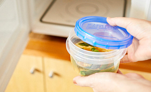 ふたをずらしてかぶせた耐熱容器を電子レンジに入れている様子