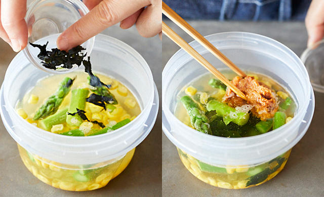 味噌を入れて溶かしている様子