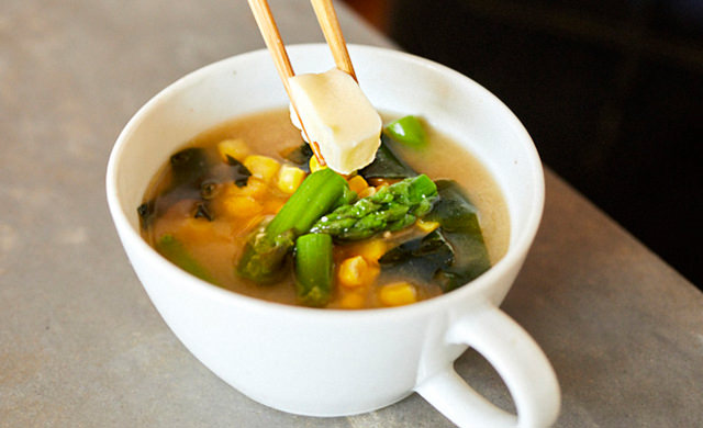 味噌汁にバターをのせている様子