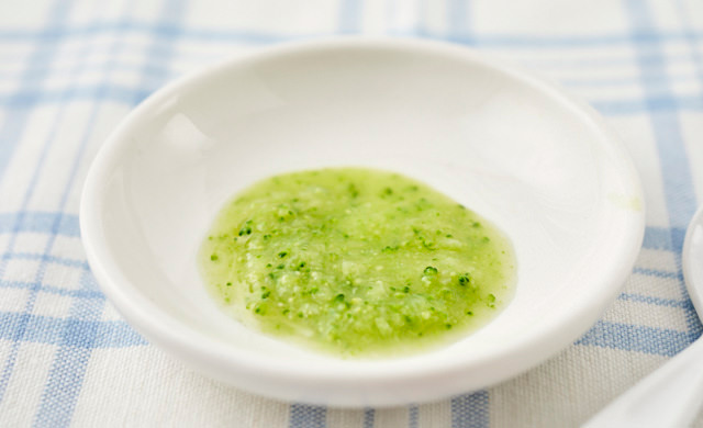 ブロッコリーのペーストとスプーン