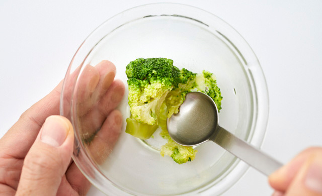 ブロッコリーをスプーンで潰しているところ
