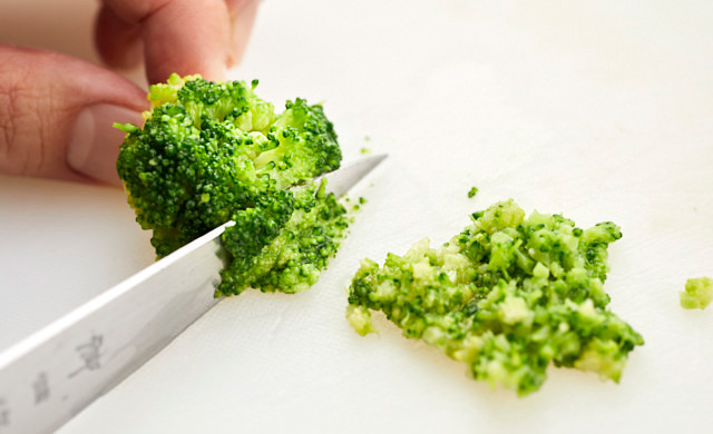 花蕾をみじん切りにしている写真