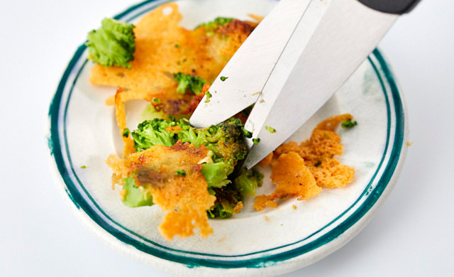 ブロッコリーのチーズ焼きを調理ハサミでカットしているシーン