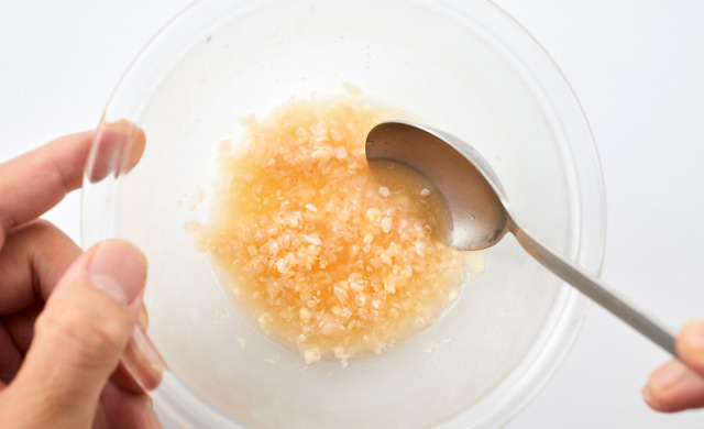 耐熱ボウルで鶏むね挽き肉と調味料と水を混ぜている写真