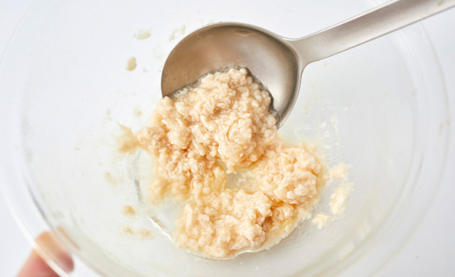 耐熱ボウルの中で加熱した鶏むね肉を混ぜているシーン