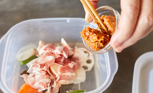 耐熱容器に豚汁の材料を入れている様子