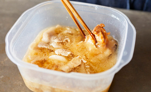 味噌を入れて溶かしている様子