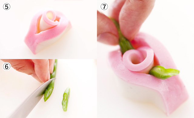 かまぼこにいんげんをさしているところ