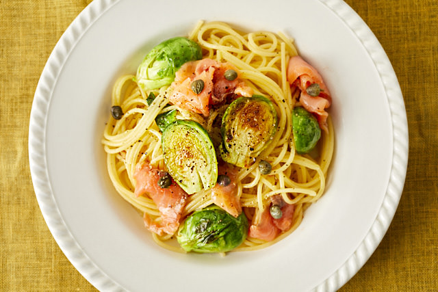 芽キャベツとサーモンのパスタの写真