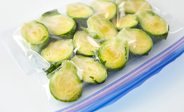 芽キャベツを冷凍用保存袋に入れている写真