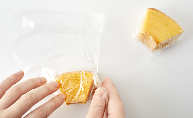 バームクーヘンをラップで包んでいる写真