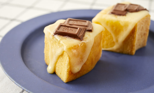 チョコ×チーズをトッピングしたバームクーヘンの写真