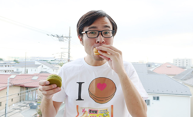 『今川焼』新商品を食べている地主さんとの写真