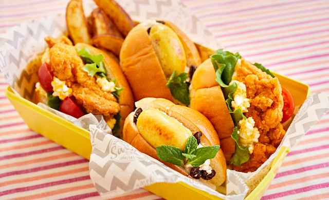 冷凍フライドチキン&冷凍スイートポテトのロールパンサンド