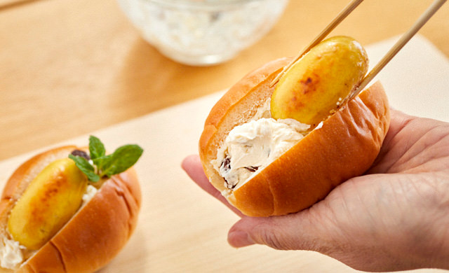 ロールパンに具材を挟んでいる様子