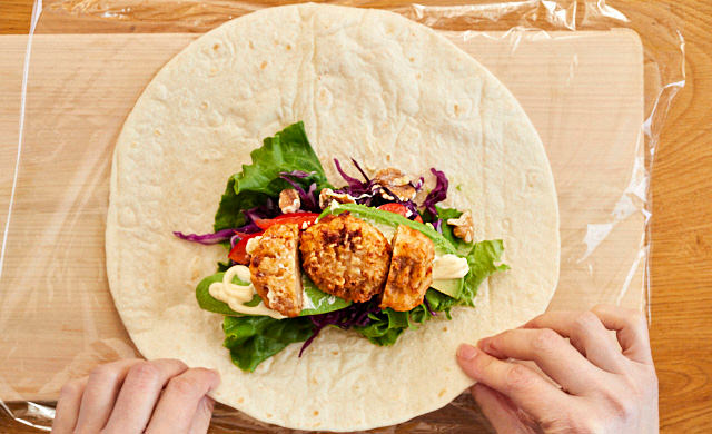 トルティーヤの上に具材をのせている様子